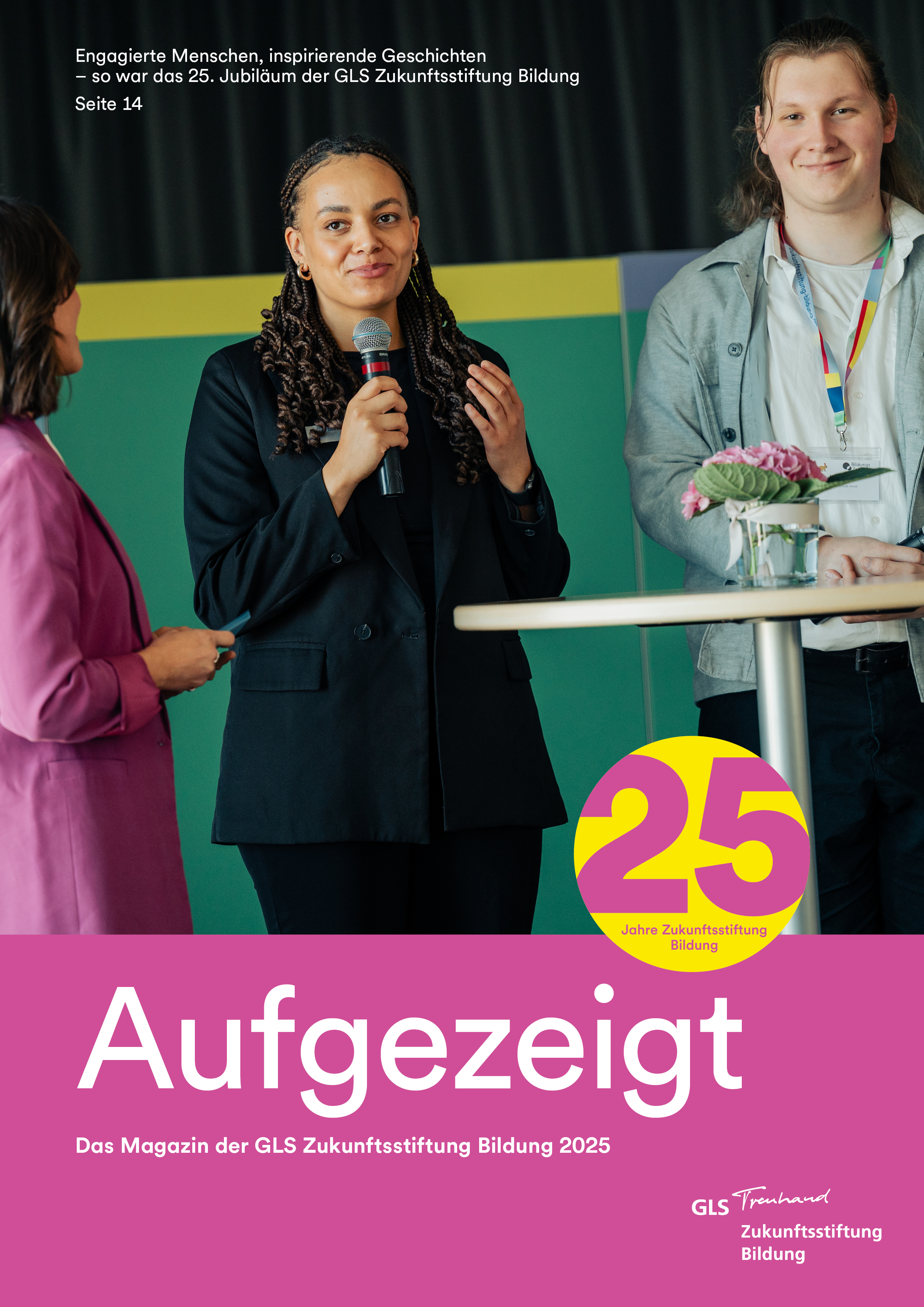 Magazin-Titelseite: Zwei Jugendliche stehen auf einer Bühne.