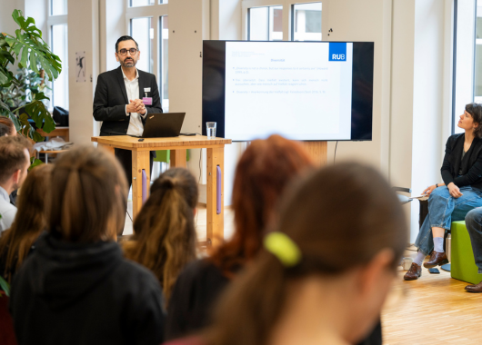 Prof. Karim Fereidooni beim Vortrag