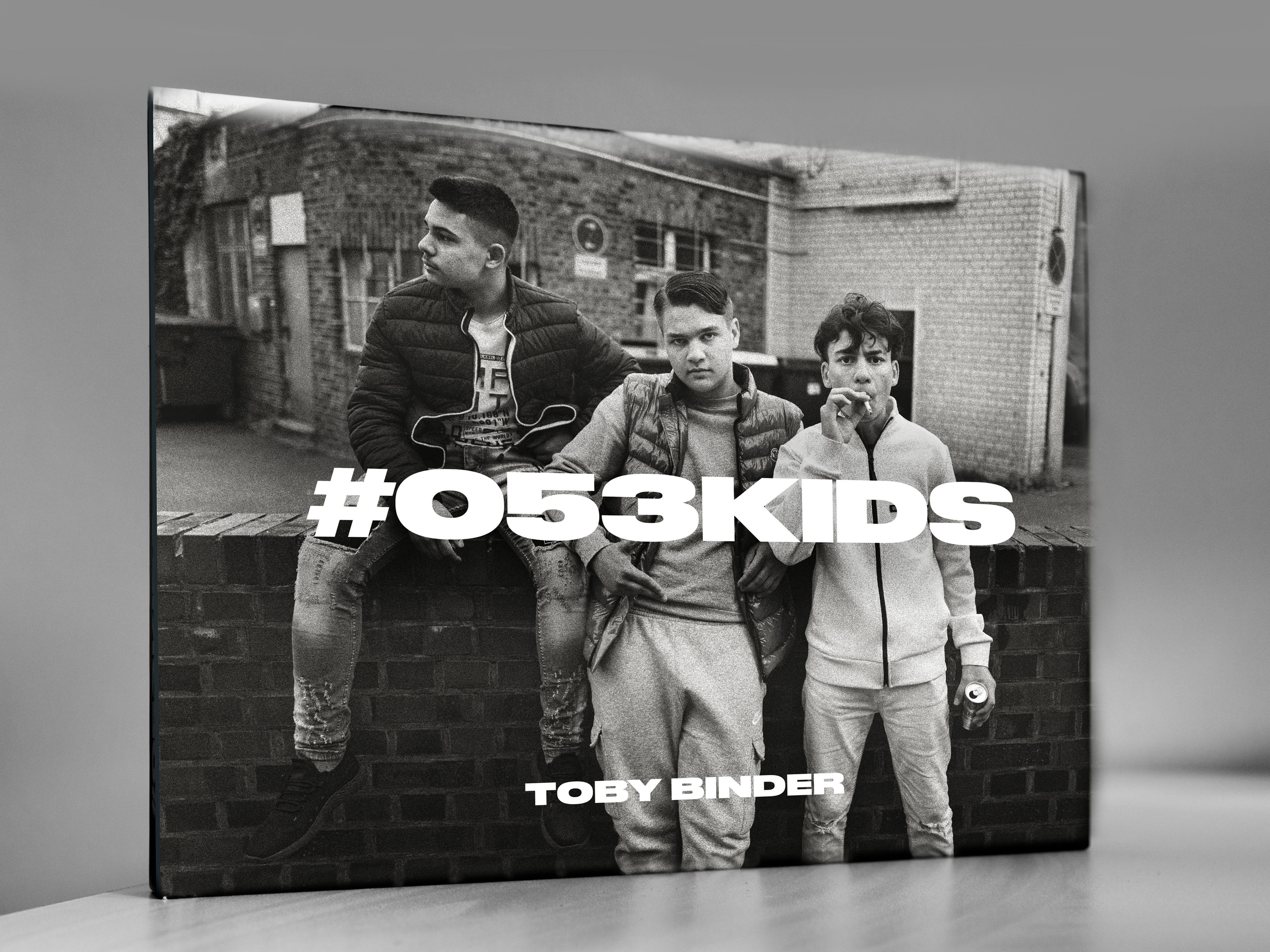 Drei Jungs sind auf dem Buchcover "#053kids" zu sehen.