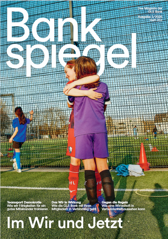 Auf dem Titelbild des Bankspiegel-Magazins umarmen sich zwei junge Fußballerinnen.