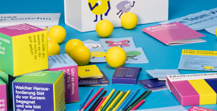 Buntes pädagogisches Material auf einem Tisch