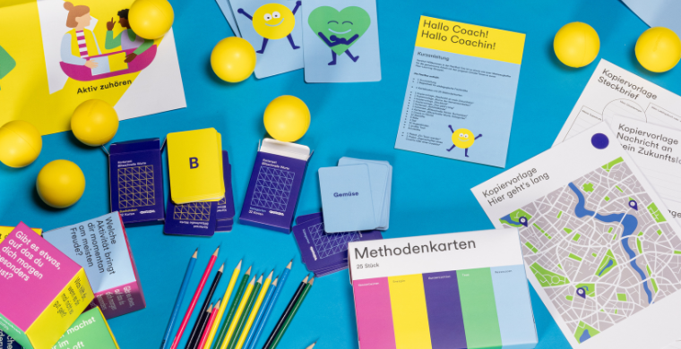 Buntes Material liegt auf einem Tisch.