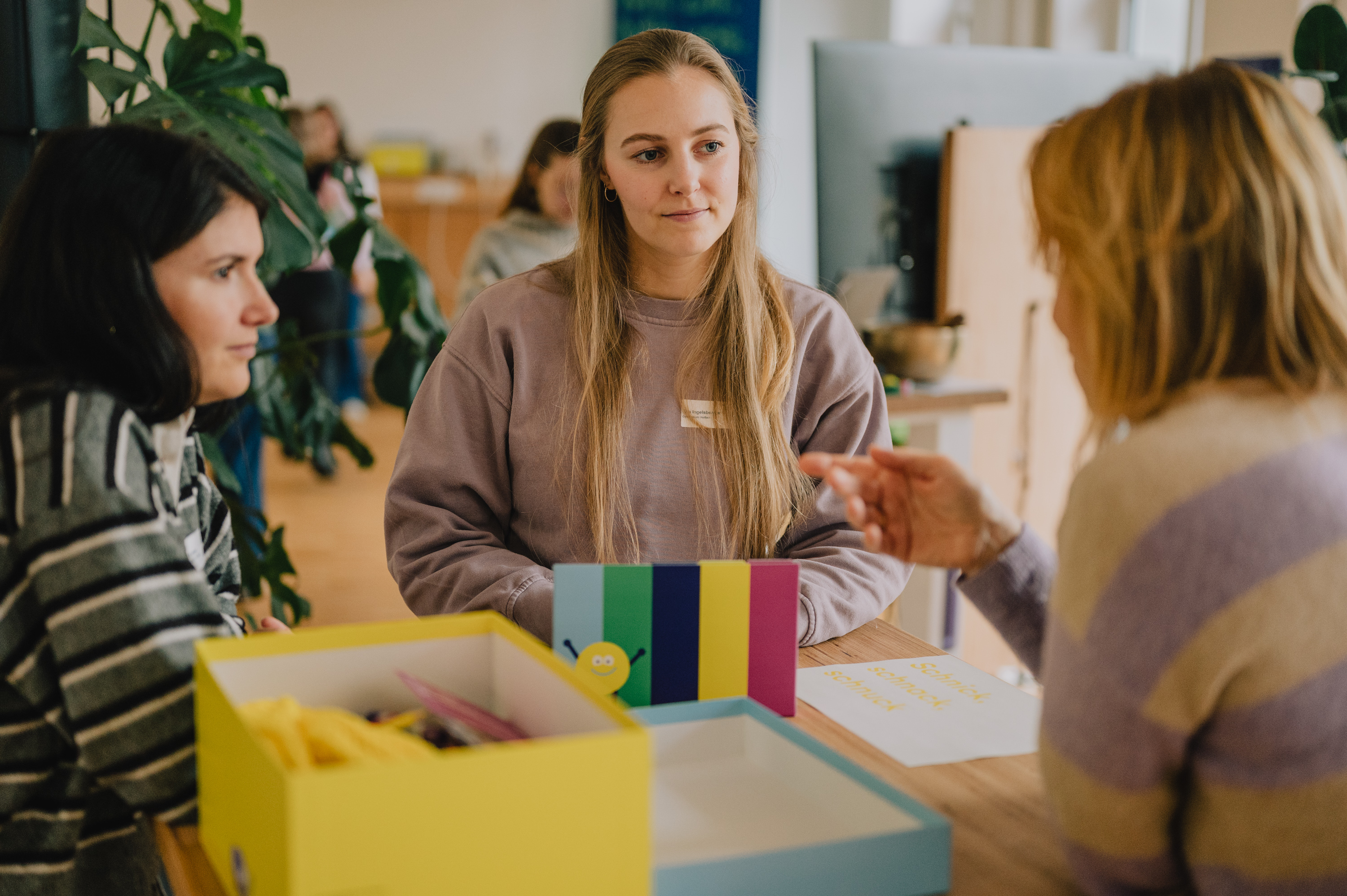 Drei Lehrerinnen arbeiten mit der PeerBox.