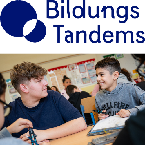 Zwei Schüler sitzen an einem Tisch.
